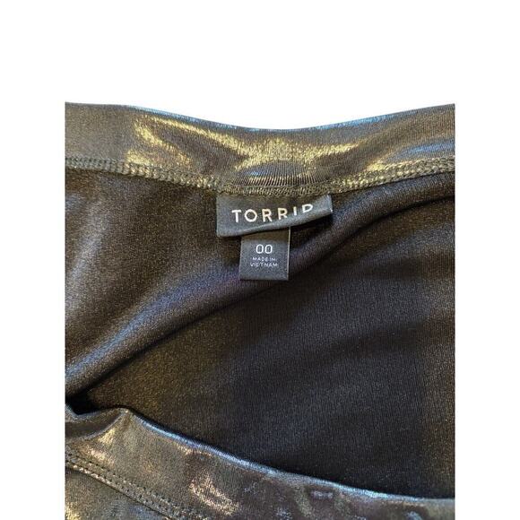 Torrid Size 00 Medium Sleeveless Shell Top Black Shiny Metallic Ruched Shoulder - Picture 5 of 7